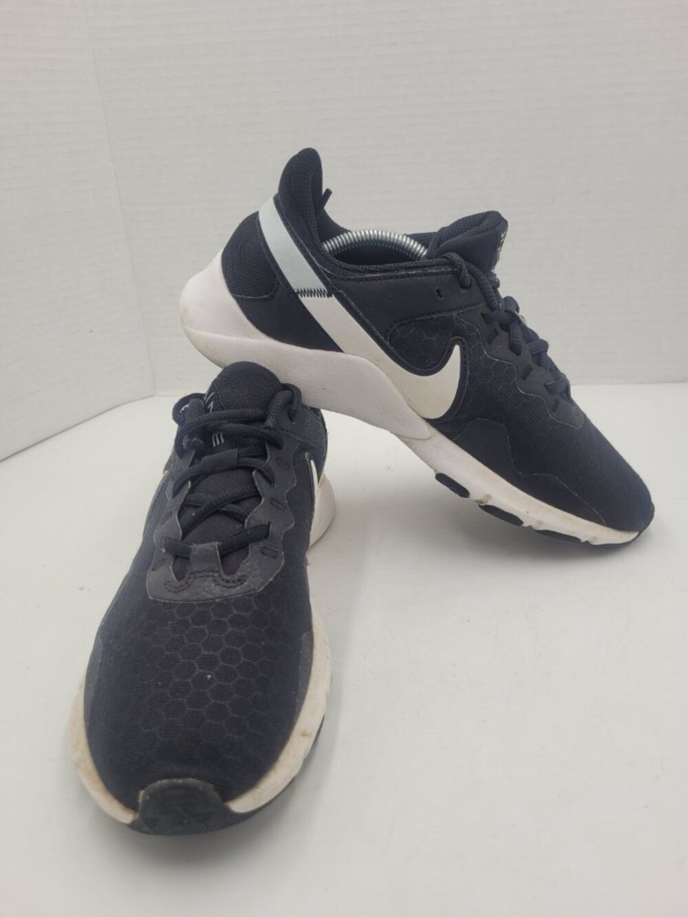 Nike Women's Legend Essential 2 Training Sneakers Size 8 US *Read*